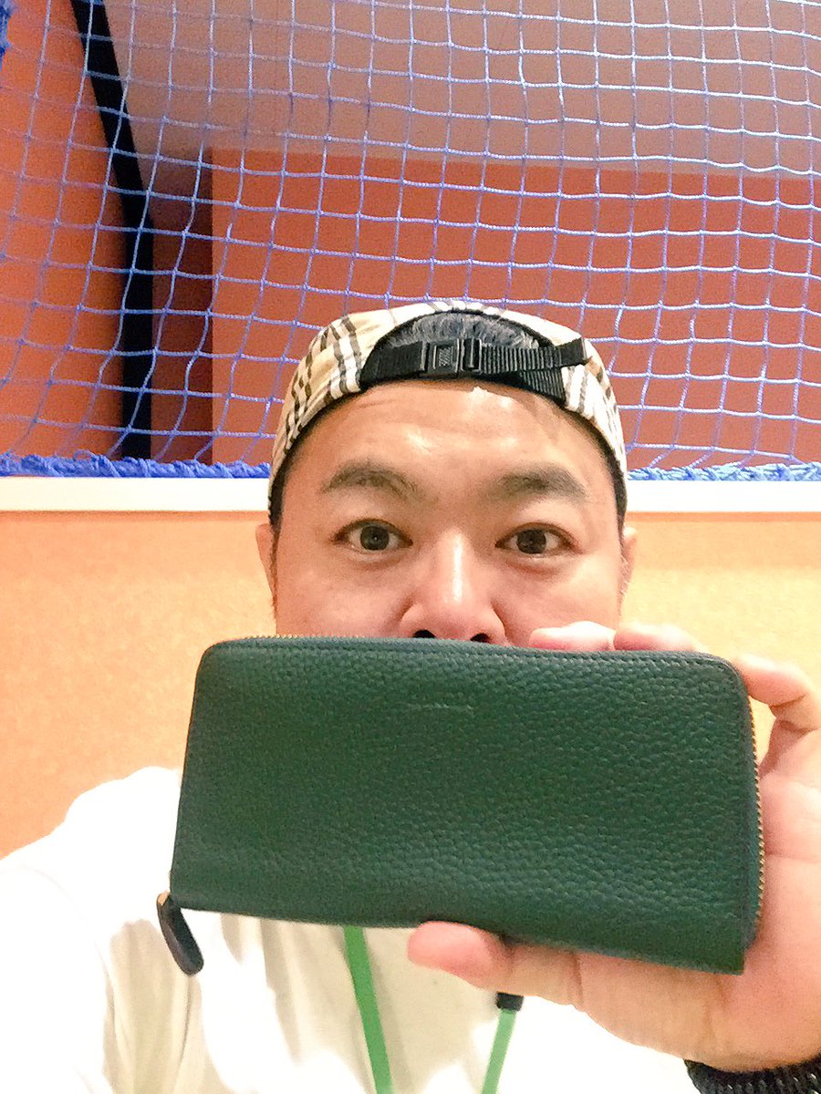 ダイノジ大地 吉本坂46 番組企画で ゲッターズ飯田さんの アドバイスもつまった 緑 の財布を作りました カード入れも沢山付いてるし 整理しやすい 緑はお金がコツコツ貯まる 色らしいす 皆様是非ー これで18年最強すわ 笑 バルコス