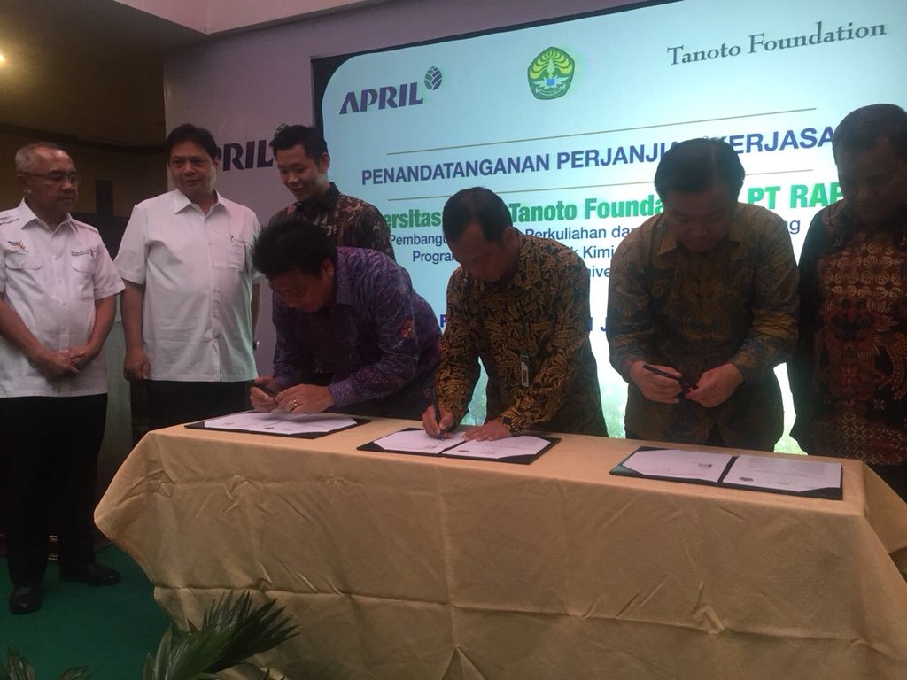 APRILpulp's tweet photo. We’re investing in #education in #indonesia with today’s MOU signing by Riau University, @tanotoeducation and @rapp_official to launch a pulp and paper diploma, witnessed by Minister of Industry @airlangga_hrt https://t.co/YGxZPtjRRd