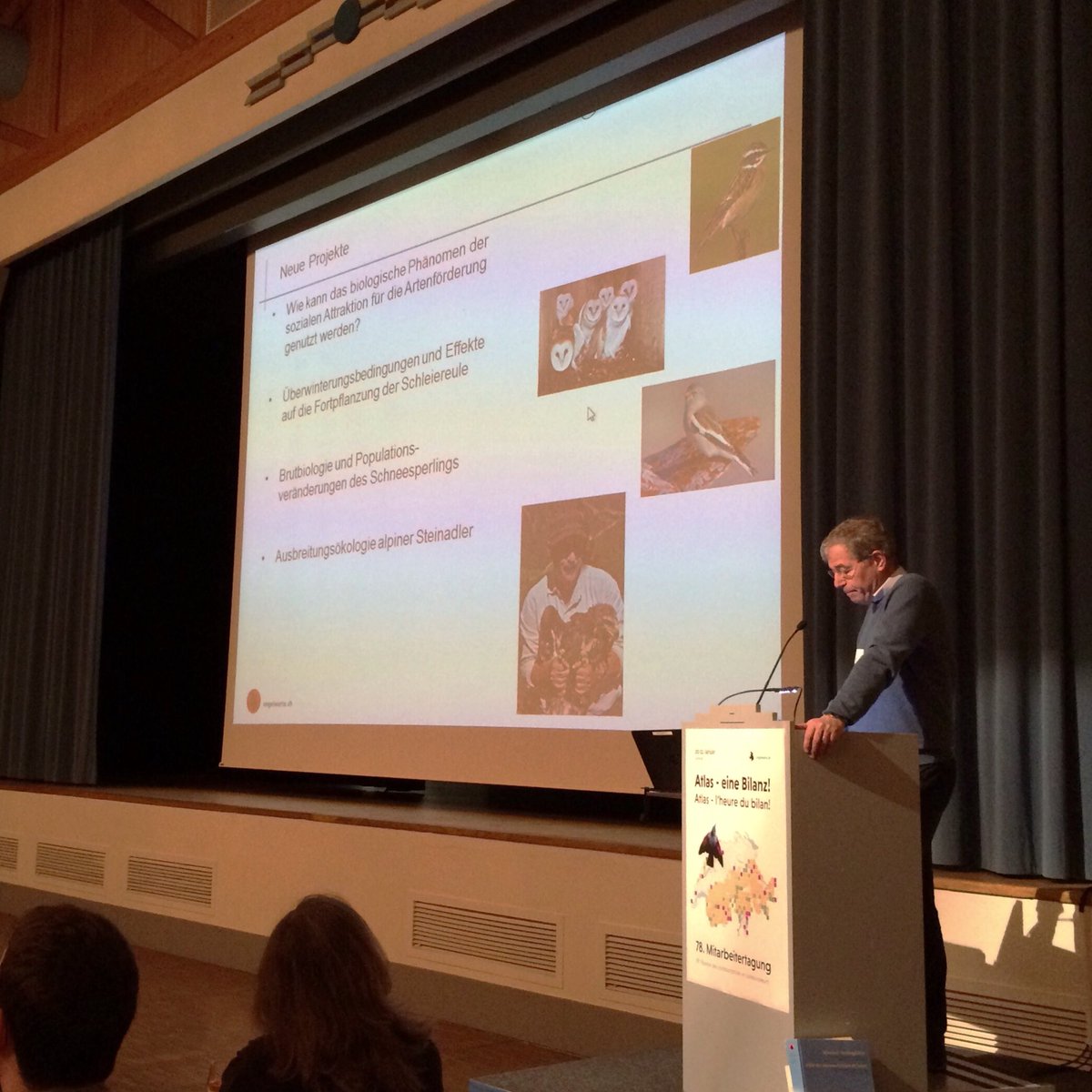 vogelwarte_ch's tweet photo. Lukas Jenni, Vorsitzender der Institutsleitung der Vogelwarte, eröffnet die Mitarbeitertagung 2018 in Sempach. #MAT18 https://t.co/9nsC22Eq0A