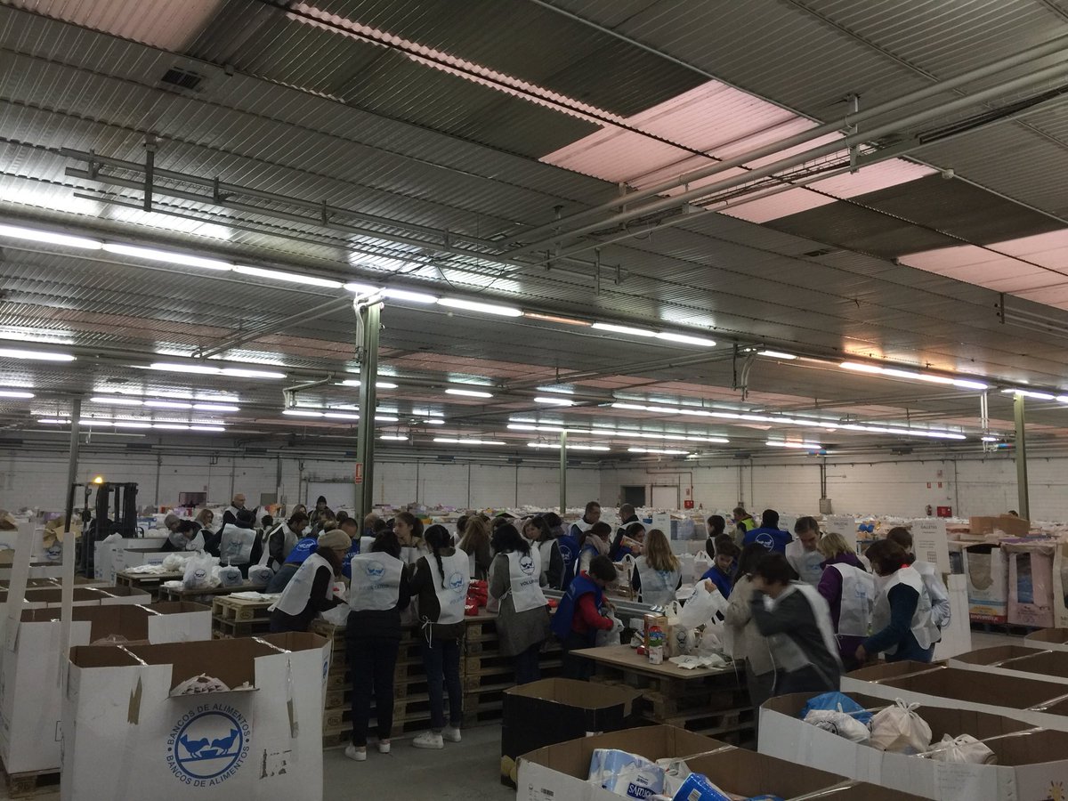 apaorvalle's tweet photo. Segundo equipo de voluntarios de @colegio_orvalle, colaborando en Banco de alimentos. Vamos a por la mañana!!!! https://t.co/88nDB1aqoR