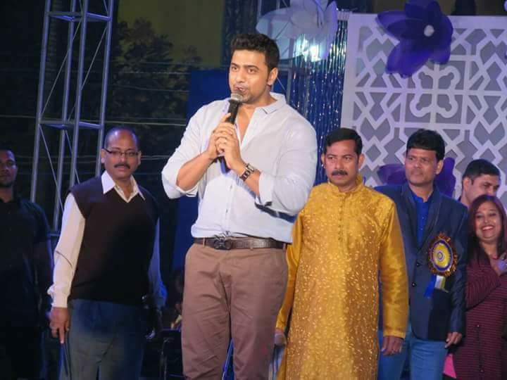 TheDevFanClub's tweet photo. Superstar @idevadhikari spotted lasf nit at a programme  af #Dasnagar Howrah.  😍😍
RT https://t.co/kjpD4IOiLp