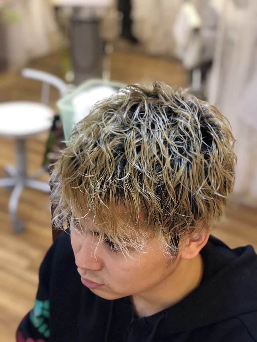 宮川太志 Hairmakefrei 代表 Na Tviteru 正面はこんな感じ 金髪パーマどうぞー 大阪 梅田 メンズパーマ 金髪パーマ