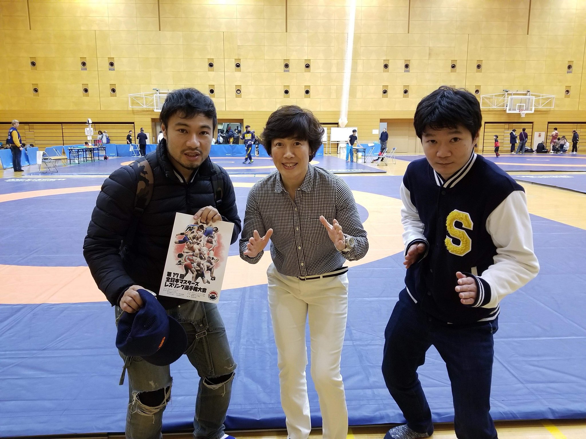 アマレス太郎 Twitterissa 今日は全日本マスターズレスリング選手権を観に行って来ました 栄監督 吉村コーチの隣で観戦させて頂きました ありがとうございました 生で観るレスリングは最高でした 写真は世界王者の須崎優衣選手 安倍学院高の選手 若手ホープ