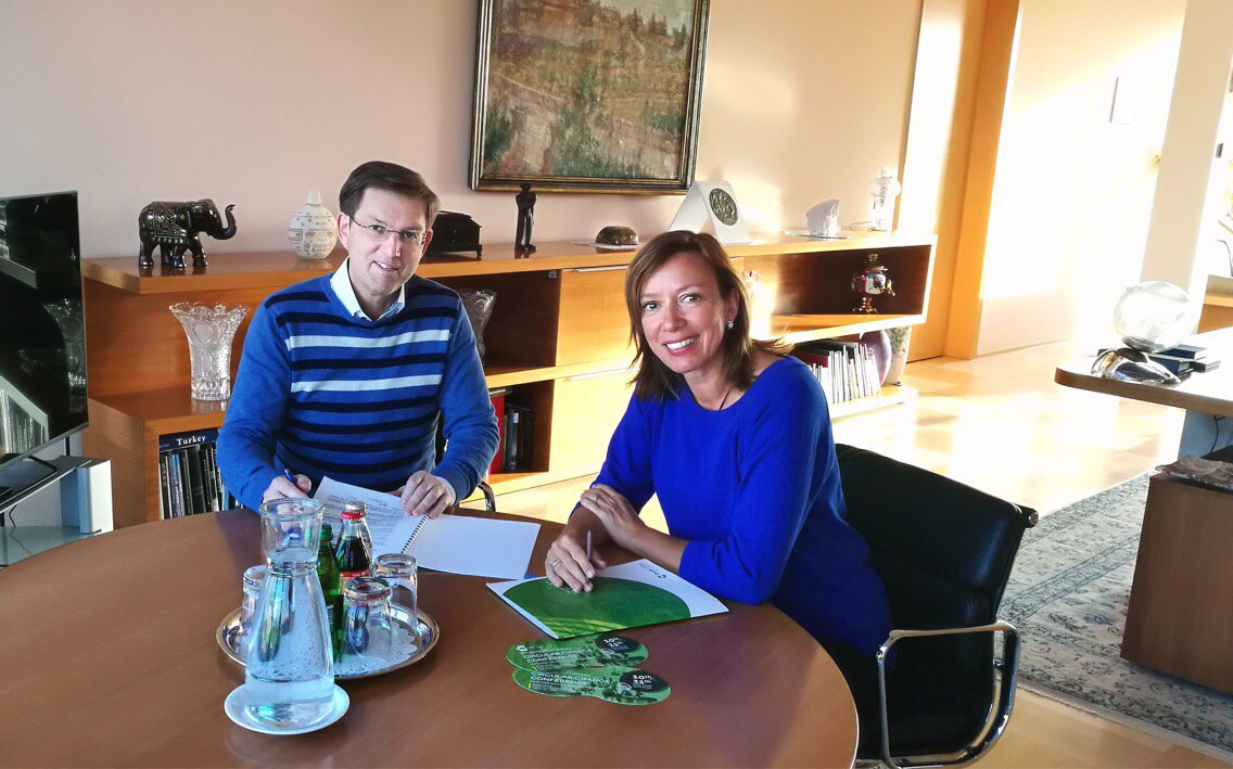 MiroCerar's tweet photo. Z @Ladeja68 ustanoviteljico platforme @CircularChange sva spregovorila o dosežkih Slovenije na področju #krožnogospodarstvo. / Briefing with Ladeja Godina Košir about #circuraleconomy. She is a nominee for @wef The Circurals award. #wef18 #sharedfutures https://t.co/adWXks98vU https://t.co/7fapIlC8kP