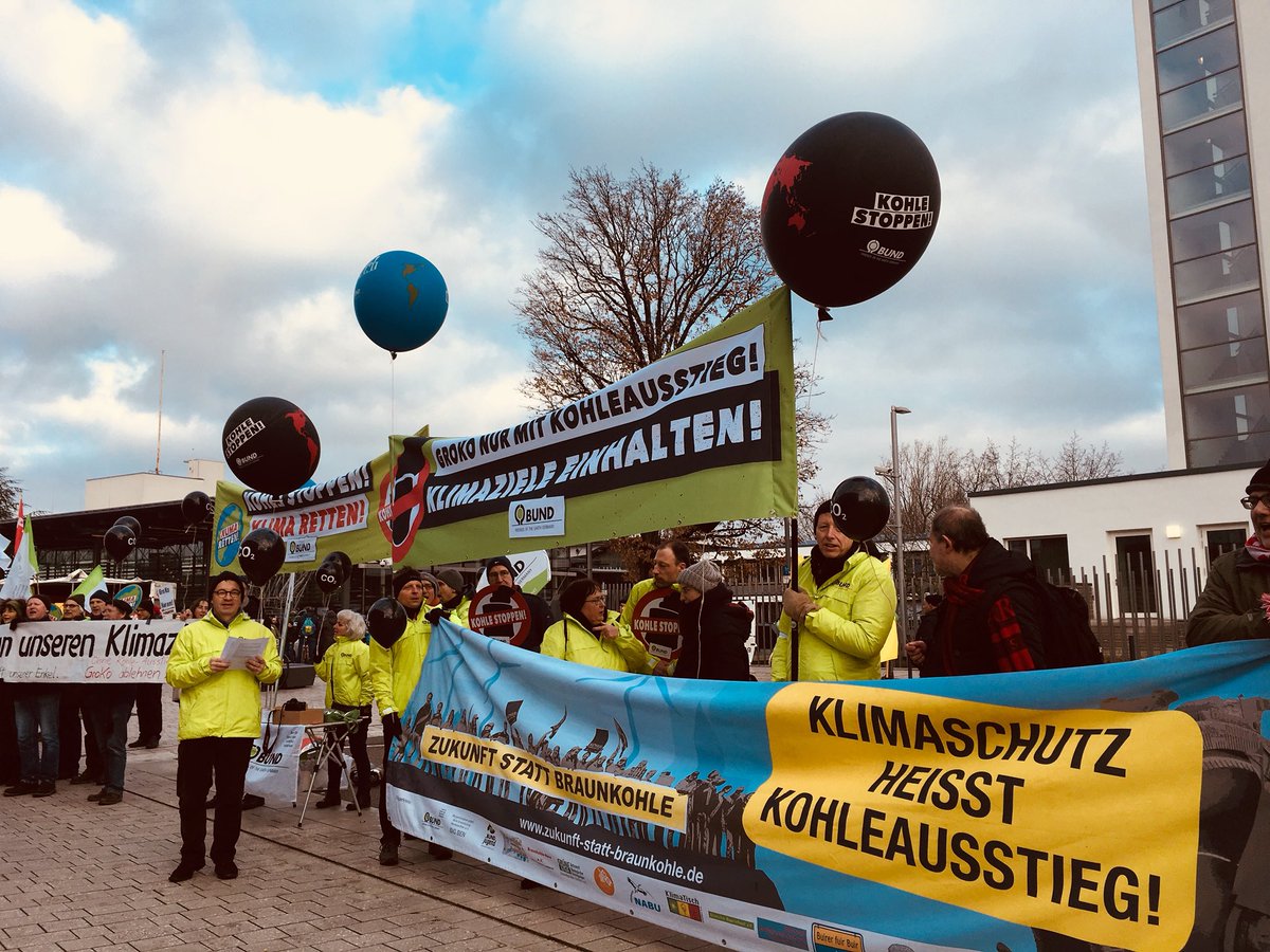 „Klimaziele nicht verraten“, rufen die Demonstranten. Hier müssen die Delegierten des #spdbpt18 vorbei.