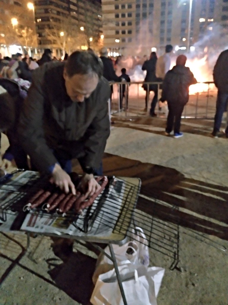 Y lo mejor de Zaragoza... (leer con acento mañico) no me lo puedo llevar, porque no me caben toos los amigos de <a href="/celiacosaragon/">Celiacos Aragón</a> en la maleta. No sabéis lo bien que me han tratado!
Lo que sí me llevo para Madrid, es el abrigo con olorcico a humo de las hogueras de anoche 😂