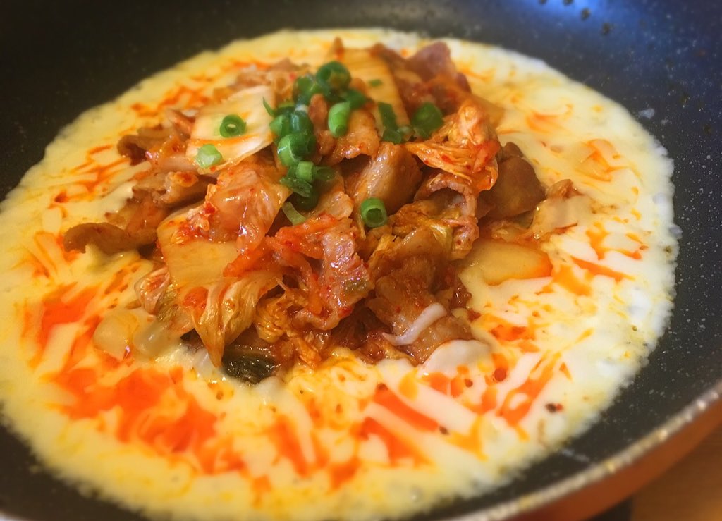 リュウジ 料理のおにいさんバズレシピ On Twitter 豚キムチをチーズタッカルビ的に食べる豚キムチーズが恐ろしく旨い事が判明しました 豚肉 200gをごま油で焼き 同量のキムチを入れよく炒め 余分な油を拭き周りにチーズを散らし溶けたら食うだけ フライパンのまま
