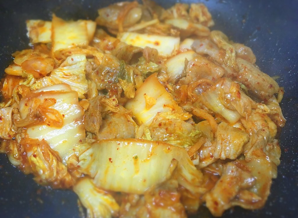 リュウジ 料理のおにいさんバズレシピ On Twitter 豚キムチをチーズタッカルビ的に食べる豚キムチーズが恐ろしく旨い事が判明しました 豚肉 200gをごま油で焼き 同量のキムチを入れよく炒め 余分な油を拭き周りにチーズを散らし溶けたら食うだけ フライパンのまま