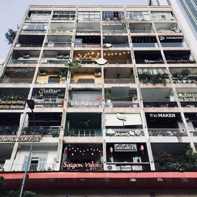 wa1kta1k's tweet photo. 입주민이 모두 가게 주인이면 아파트가 이렇게 된다. 철거를 고려해 볼 만큼 오래된 9층 아파트이지만 젊은이들의 트렌디한 공간으로 재탄생한 베트남 호치민의 랜드마크, 아파트카페 ‘The Cafe Apartment’ https://t.co/fDM2VIyQmH https://t.co/X4GHm9FGAc