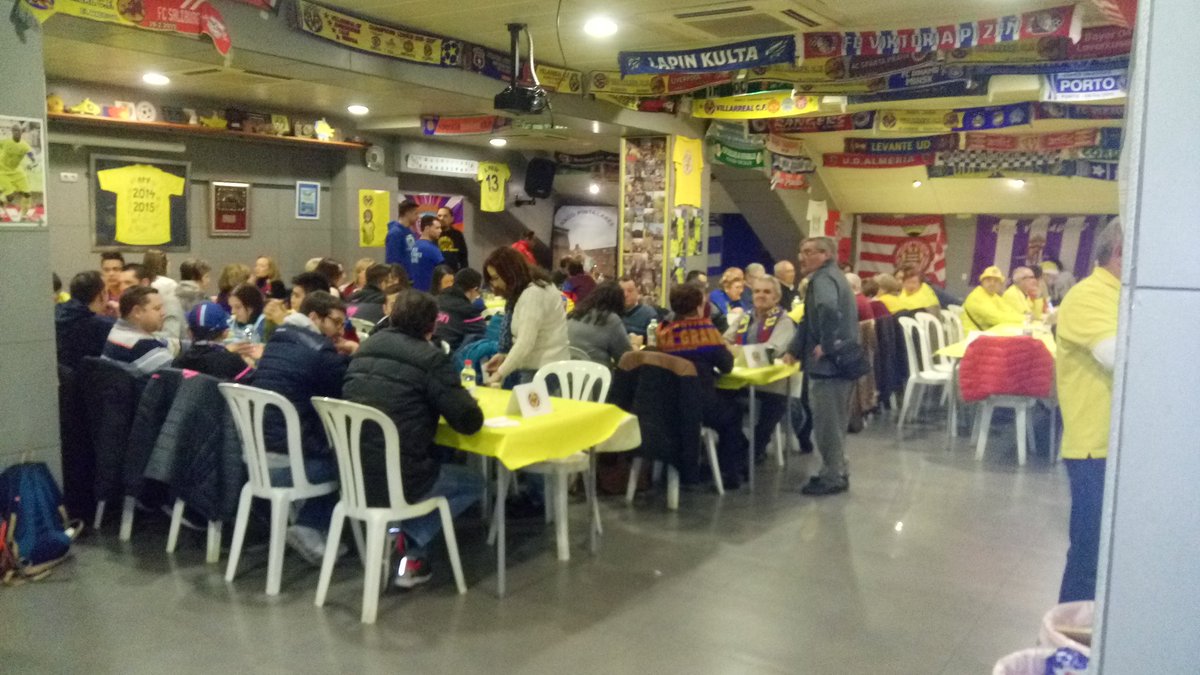 DelegacioPenyes's tweet photo. Lo mejor de ayer fue la fiesta montada con nuestros amigos de la @APVillarrealCF. Un total de 120 personas de ambos equipos disfrutamos del buen ambiente. Además, entregamos el premio a la mejor afición visitante (Temp 15-16) a la afición del @VillarrealCF. Somos @AficionesUnidas https://t.co/nepWpm3ObL