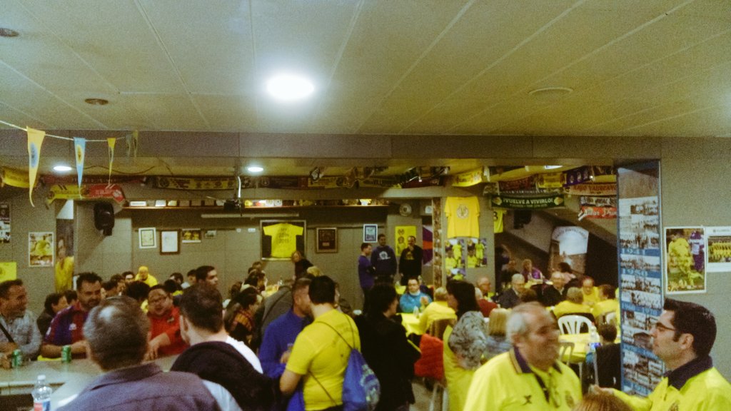 DelegacioPenyes's tweet photo. Lo mejor de ayer fue la fiesta montada con nuestros amigos de la @APVillarrealCF. Un total de 120 personas de ambos equipos disfrutamos del buen ambiente. Además, entregamos el premio a la mejor afición visitante (Temp 15-16) a la afición del @VillarrealCF. Somos @AficionesUnidas https://t.co/nepWpm3ObL