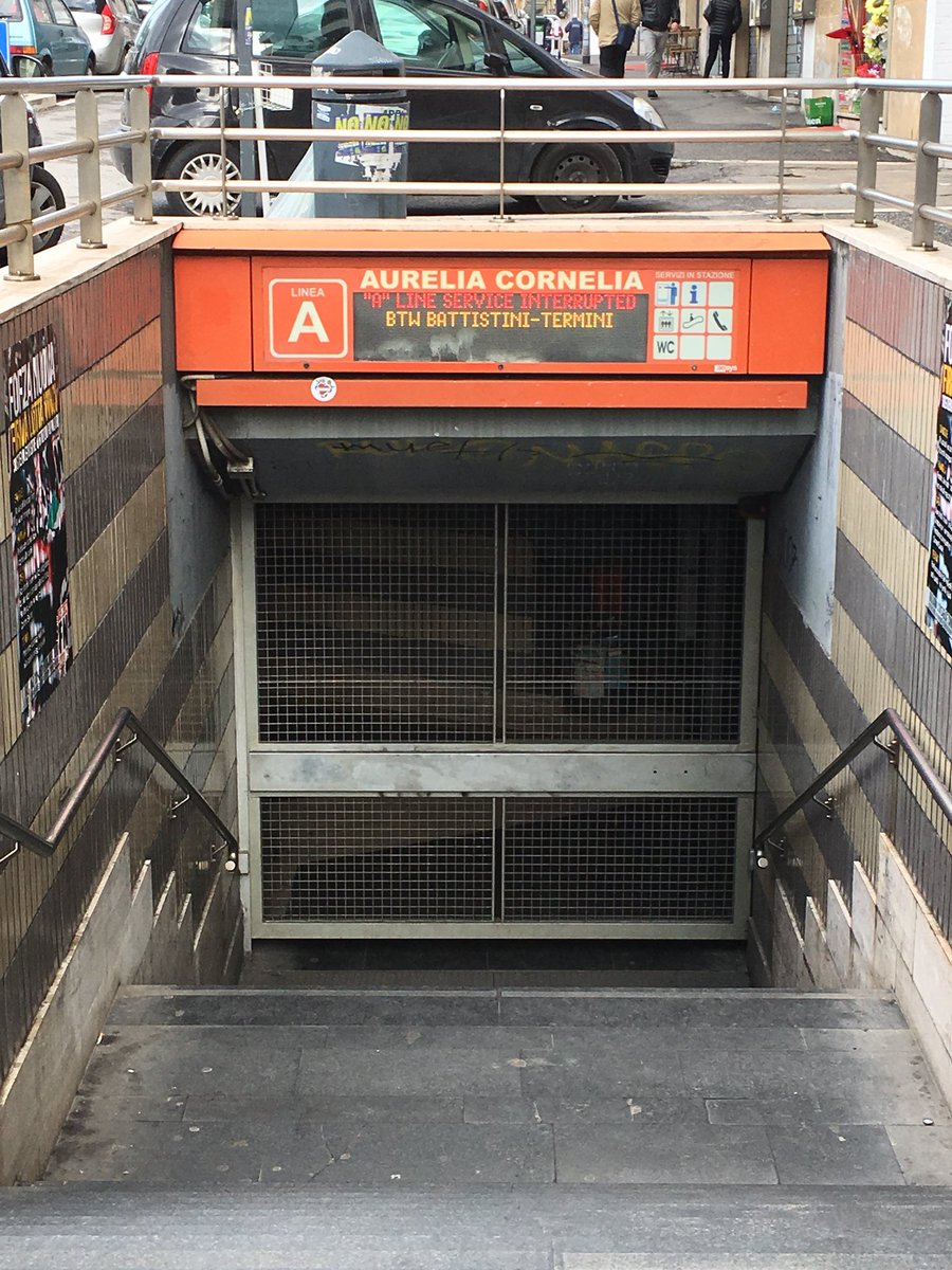 noasevilla's tweet image. No ma complimenti: blocco delle auto e metro A chiusa. Incentiviamo l’uso dei mezzi, certo...fateli almeno funzionare! #Roma #metroA @InfoAtac @romafaschifo