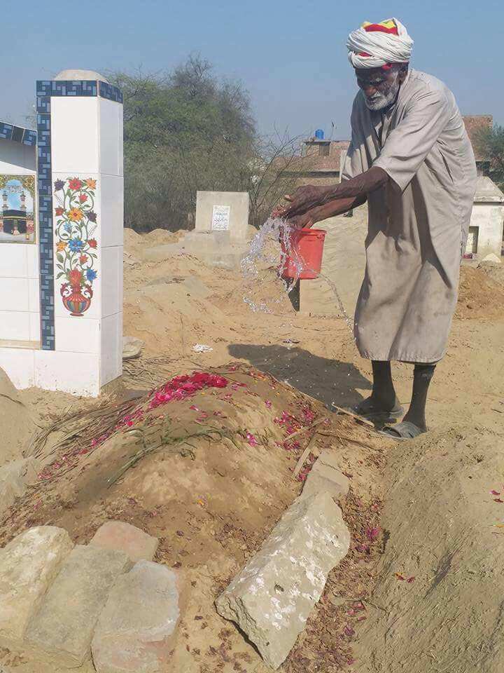 iqrarulhassan's tweet image. ""جینب اور شہد کی مکھیاں""
لگتا ھے زینب امین کو آم ہی نہیں گلابی رنگ بھی بہت پسند... facebook.com/iqrarulhassan/…