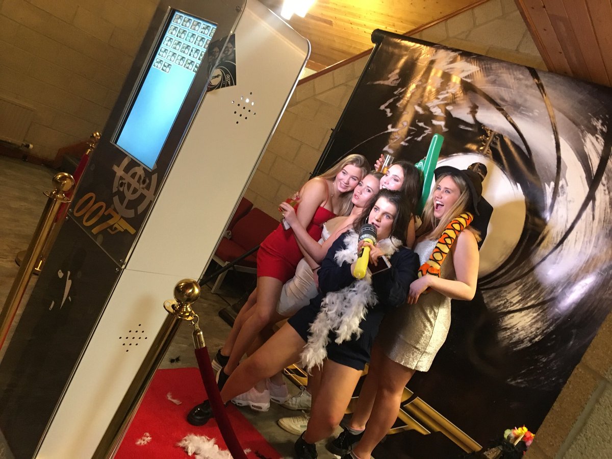 bond_parties's tweet photo. Another fantastic night at @SedberghSchool last night! See you again next week! #FunCasino #RacingSimulators #NeuronRace #SelfiePod https://t.co/Iv2pQvZDrH