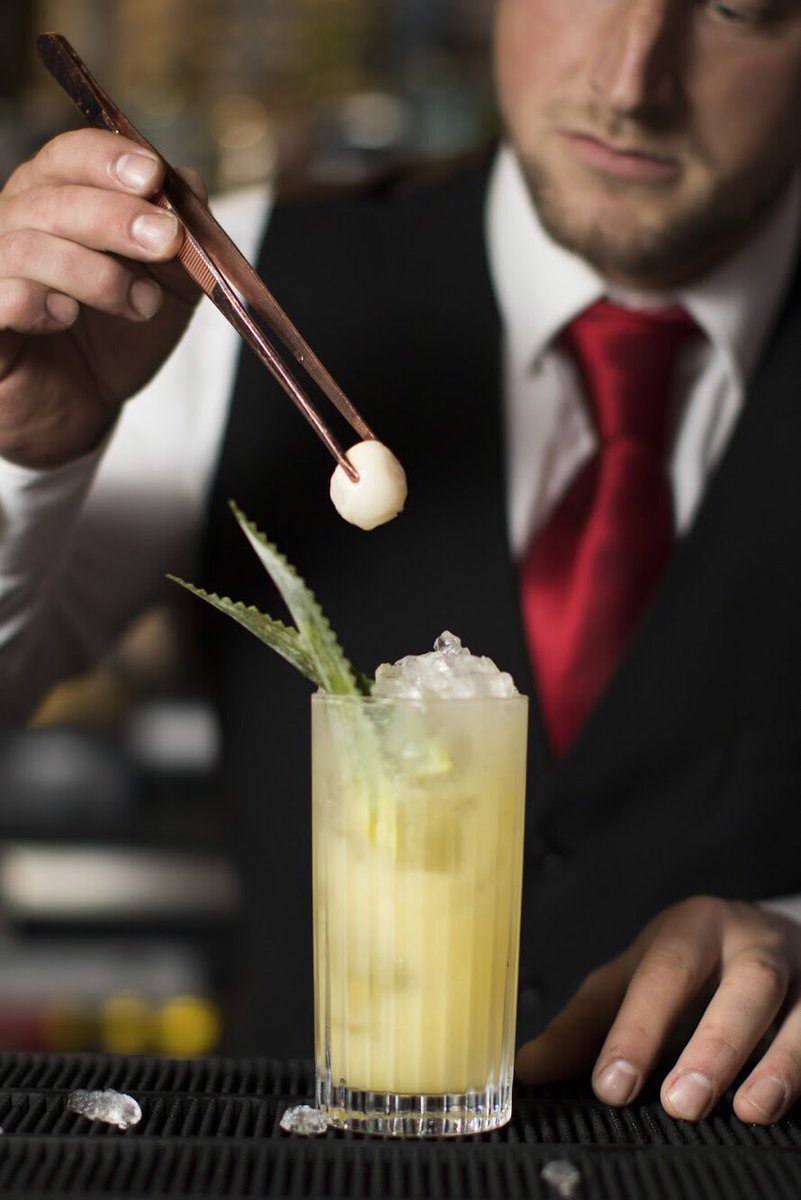 bonsaibardublin's tweet photo. Tokyo Fizz
A delicate mix of pear vodka, rum and pear puree
#tokyofizz #cocktail #bonsaibar #pearvodka #rum #mixologists #mixologyguide #bartendersbible #craftycocktail #japaninspired https://t.co/PbbQwZFMmD