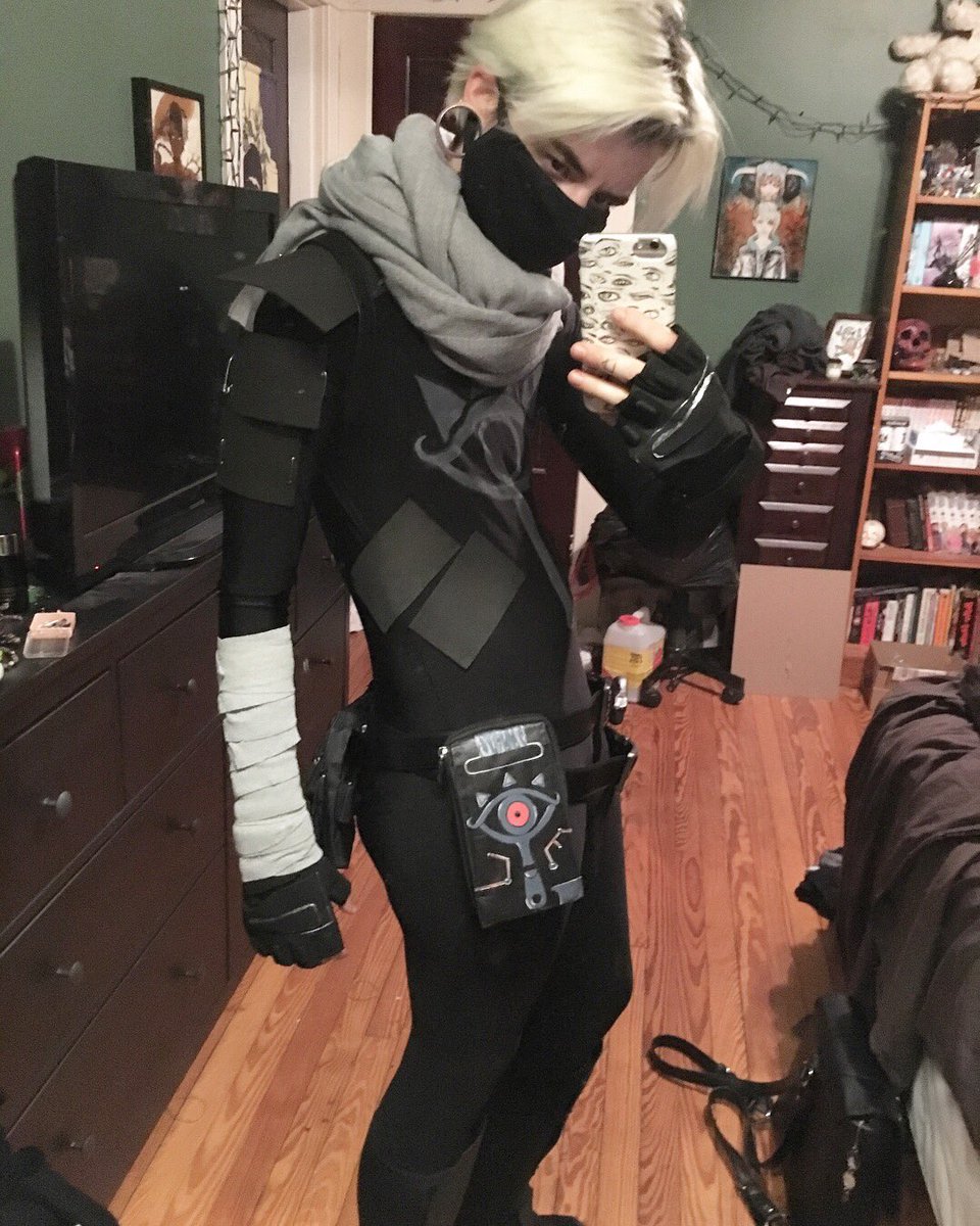 bats__babes's tweet photo. Almost finished with my dark stealth link cosplay! Worked really hard on this one and I can’t wait to share the end result! Stay tuned for Shinsuo, I’m working on him as well 👍
#Katsucon2018 #stealthlink #lozbotw #linkcosplay https://t.co/M7s9bcbI8b