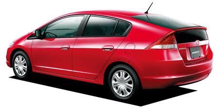 好き勝手に車を語るアカウント ホンダ インサイト 2代目 燃費特化の初代と異なり実用的になって復活 軽くて良く走り 足は固めでスポーティ プリウスとよく比較されるが車格は一段下のためオーナーは比較しないのが賢明 てか同価格帯でプリウスを売る