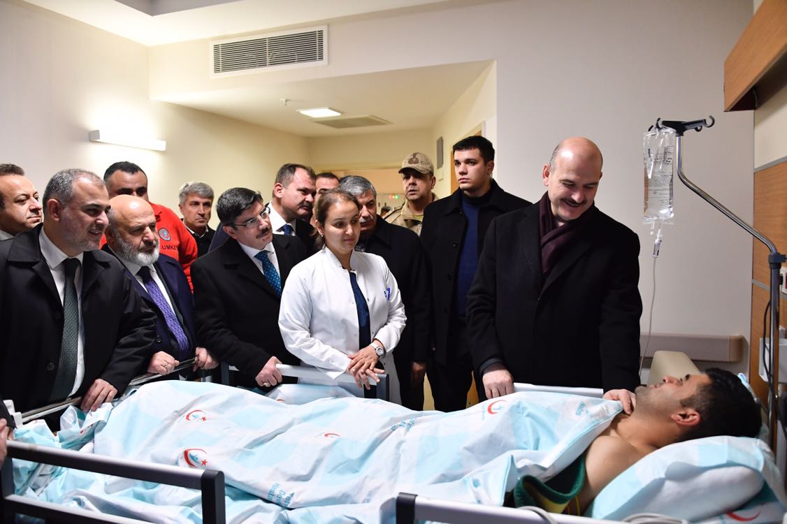suleymansoylu's tweet photo. Bitlis Tatvan Devlet Hastanesi'nde, çığ düşmesi sonucu yaralanan 14 Jandarmamızı ziyaret ettik. Allah şehit olan 5 evladımıza rahmet eylesin, yaralılarımıza acil şifalar versin... https://t.co/fFDmrxMfjp
