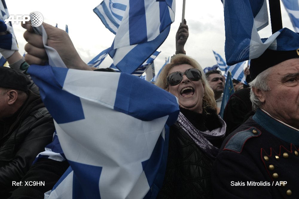 Grèce : plus de 90.000 opposants au maintien du nom 'Macédoine' 🇲🇰 manifestent à Thessalonique u.afp.com/oZL5 par @bkyriak & @katnikolopoulou #AFP