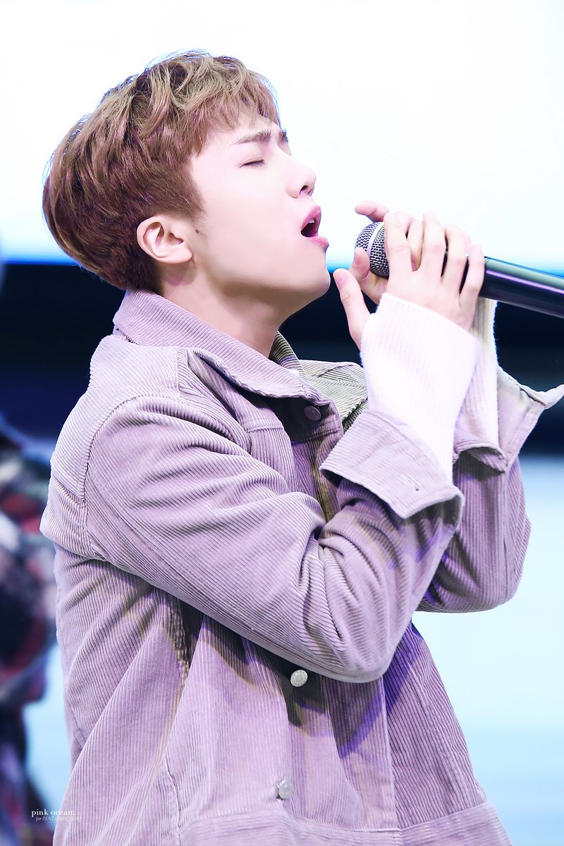 pinkocean_JH's tweet photo. 180115 선샤인시티
#진호 #jinho #펜타곤 #PENTAGON 

네 노래는 벌써 봄이 된 것만 같아✨

@CUBE_PTG https://t.co/SySzTdFy5r