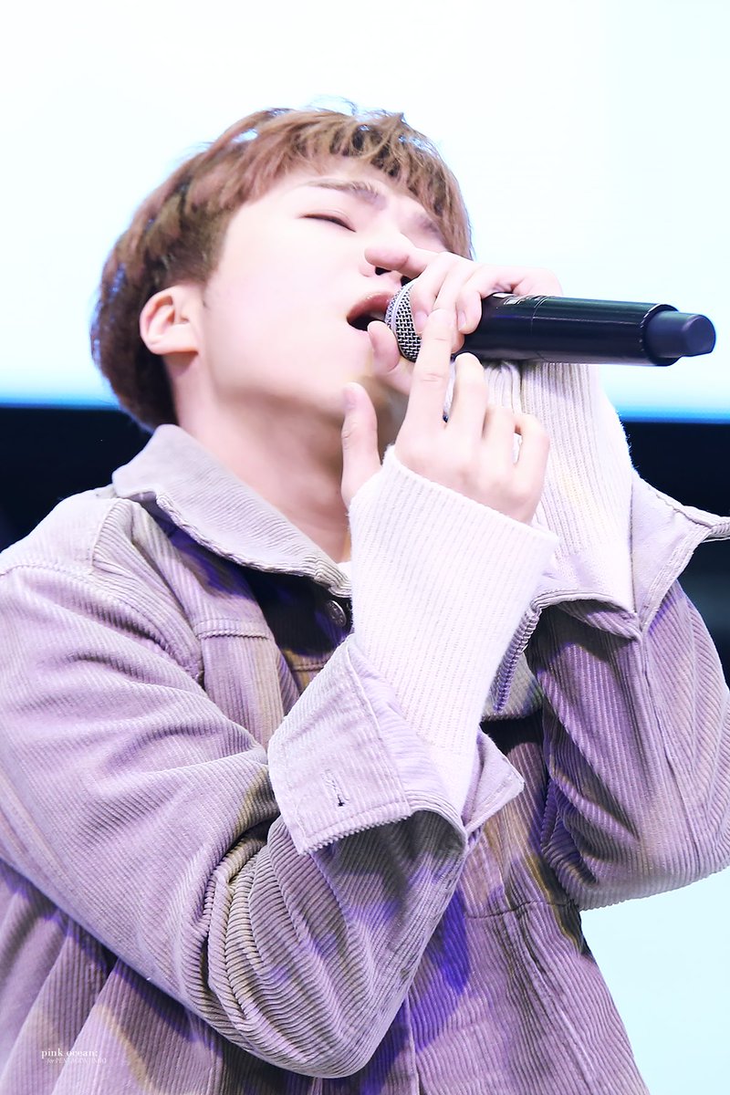 pinkocean_JH's tweet photo. 180115 선샤인시티
#진호 #jinho #펜타곤 #PENTAGON 

네 노래는 벌써 봄이 된 것만 같아✨

@CUBE_PTG https://t.co/SySzTdFy5r