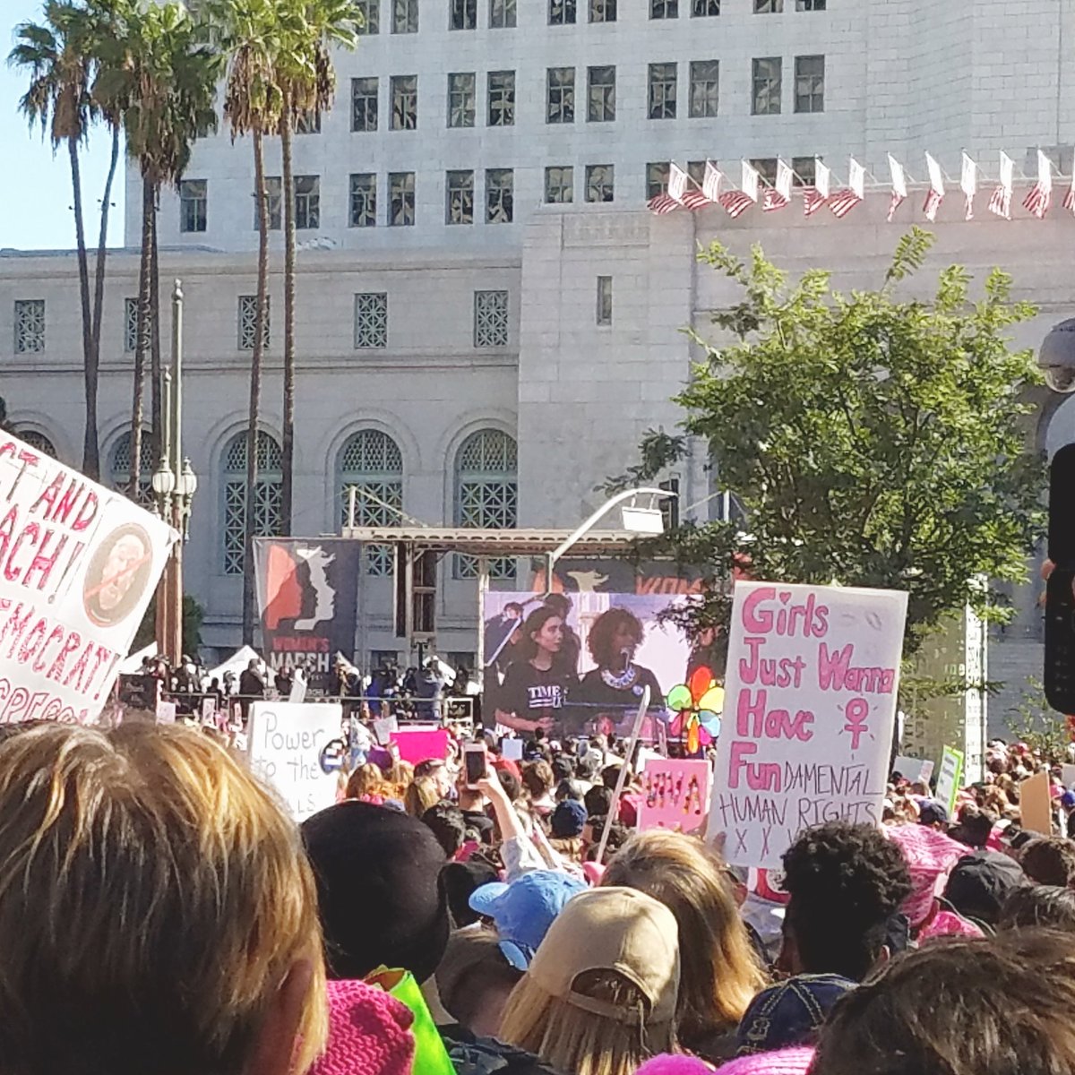 LunchBunchLA's tweet photo. Yesterday was inspiring! I'm handing out warm clean clothing and blankets to our homeless. We deserve better, we can do better.
#Lunchbunch #jointhegood #livebetter #share #donate #help #losangeles #homeless #wearethechange #whyimarch #womensmarch2018 https://t.co/qxxZ2aAUzB