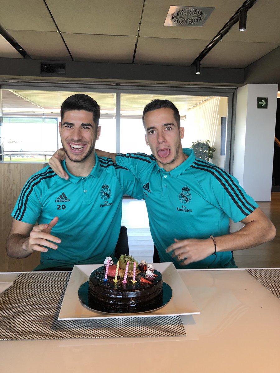 Lucasvazquez91's tweet photo. Jugón total dentro del campo y un tío cojonudo fuera de él 🔝🔝. Que cumplas muchos más llenos de éxitos amigo @marcoasensio10 😄👍🎉 https://t.co/VxwnOt3QyV