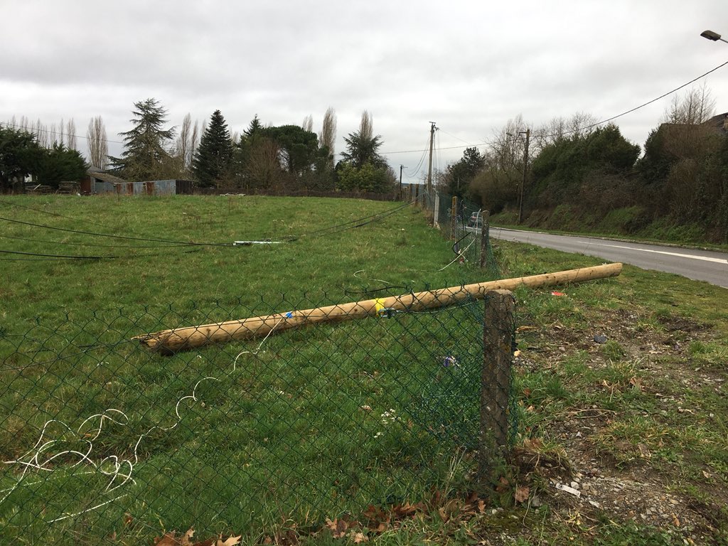 _arnaudr's tweet photo. #bouclelocale Par contre ici cela ne s’arrange pas. Pourtant repéré le 11/12 et @orange indique s’en occuper depuis au moins le 28/12 (sous 30j bientôt) https://t.co/mgi97fRmn9 https://t.co/718hmPiI1H