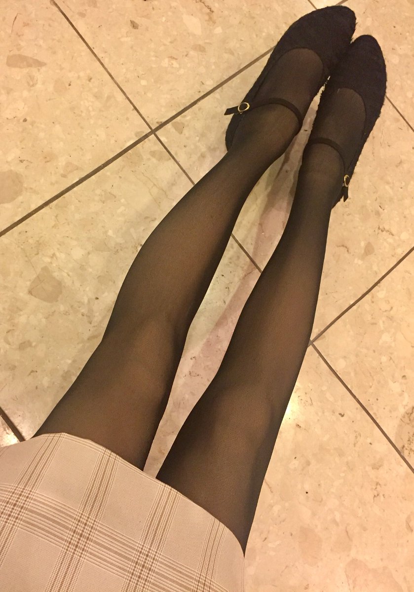 太田理恵 10デニールタイツ最高 天才 内側が肌色だから40デニールぐらいのストッキングに見える のにあったかいし 着圧っぽくて脚も綺麗に見える 男性に伝わるかな ノースリーブに見えるダウンジャケットみたいな物なんです