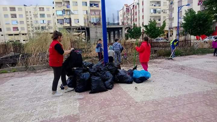 ObservAlgerie's tweet photo. Belles images : Des #écoliers #nettoient leur cité à #Bejaia. https://t.co/j1cA6tB730