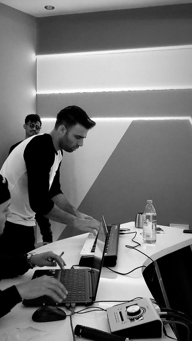 jencarlosintfc's tweet photo. Working hours. 🙏🏻🙌🏻 #calleconclase is coming @jencarlosmusic https://t.co/vZqSSq9O0N