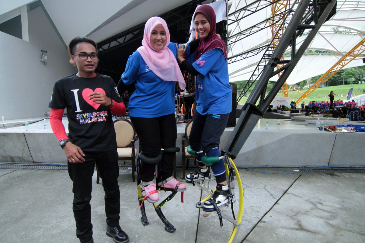 emysamsudin's tweet photo. Semalam sempat try "Skyrunner". surely not that easy in the beginning. But, it's fun! #SisCuba @ #AZALEA2018 https://t.co/bONQb4PTUp