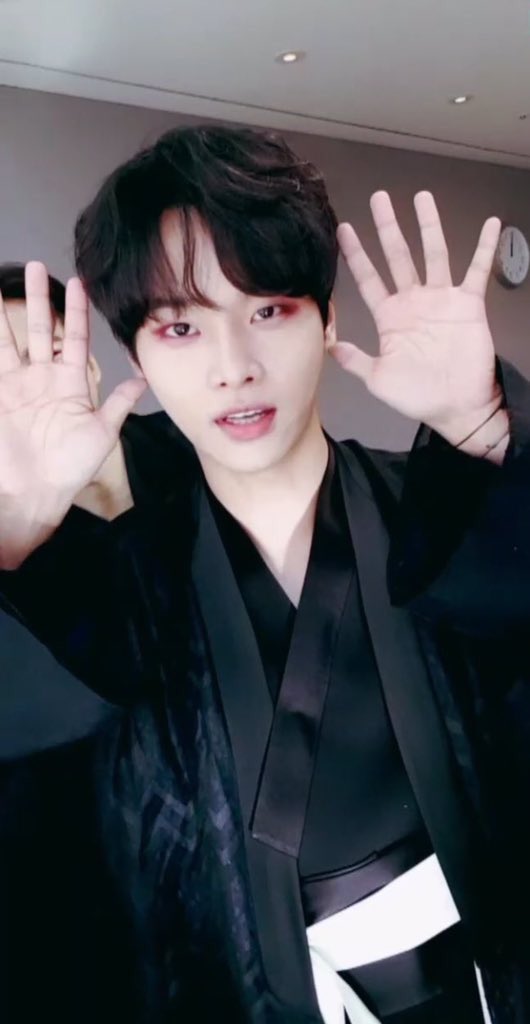 잘생긴남돌봇 tweet media