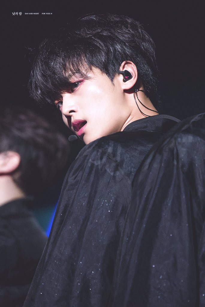 잘생긴남돌봇 tweet media