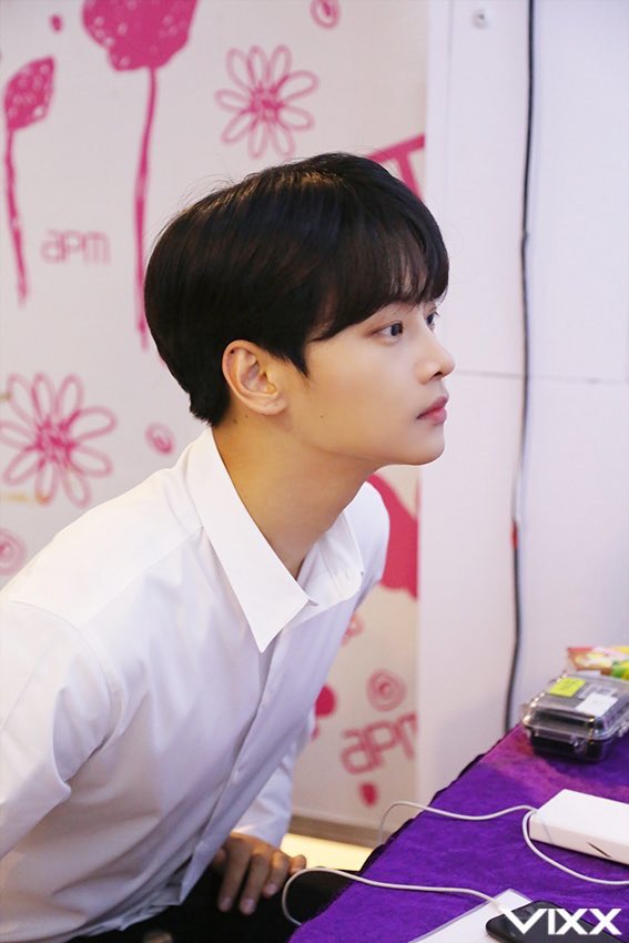 잘생긴남돌봇 tweet media