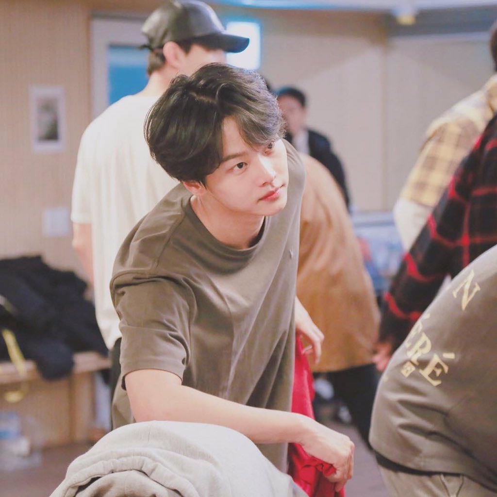 잘생긴남돌봇 tweet media