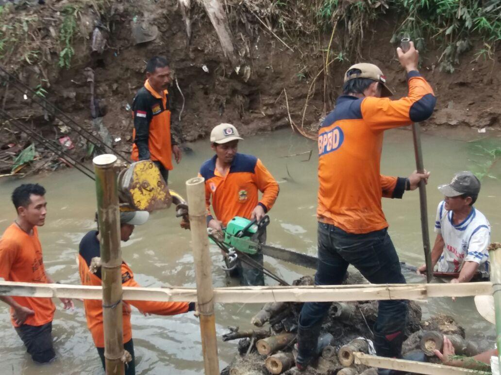 ahmedfaisol19's tweet photo. Kerja bakti di Ds Gamong bersama Anggta Karang Taruna BAHUREKSO, Para Relawan@kt_bahurekso @Siswant22115243@cpbergas https://t.co/ZZ1bBPSzGQ