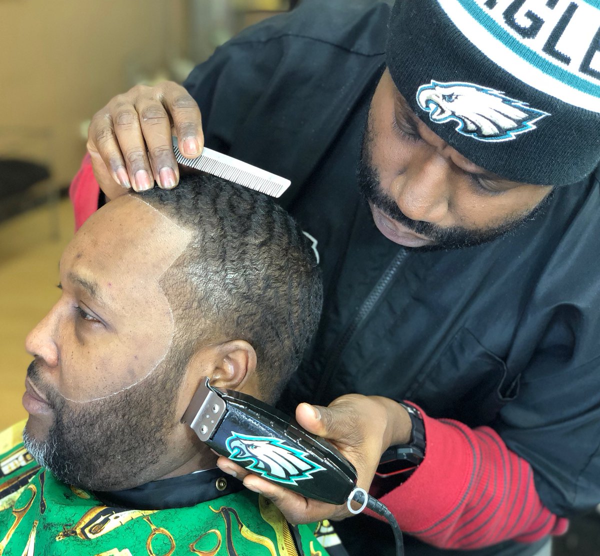 phingerprint1's tweet photo. Always a Birds guy. Custom hand Painted Eagles Andis T Outliners for @Frank_TheBarber🙌🏼🦅💈 @philadelphiaeagles @andisclippers #phingerprintcustoms #flyeaglesfly #andis #customclipper #customandis https://t.co/JkNJ181Phm