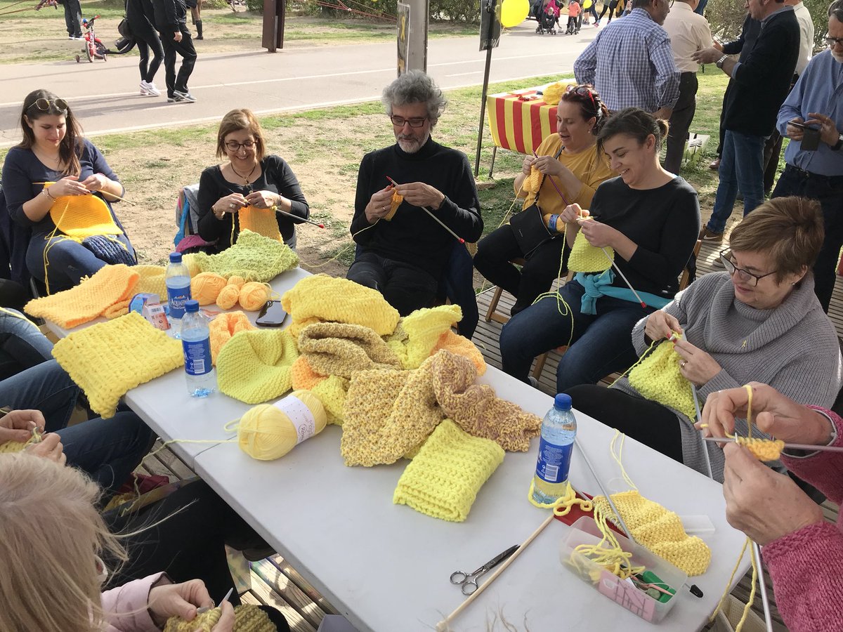 GavaxIndep's tweet photo. Aquest matí hem estat a Gavà-Mar fent mitja. #Bufs, #bufandes i #gorros de color #groc, per la #CaixaSolidaritat Alguns homes han pogut aprendre el punt bàsic. Ambient molt agradable. Ha fet un bon dia i ho hem passat molt bé.
#Gavà #GavàMar #Llibertat #LlibertatJordis 🎗🎗🎗🎗 https://t.co/fd2DcrESUJ