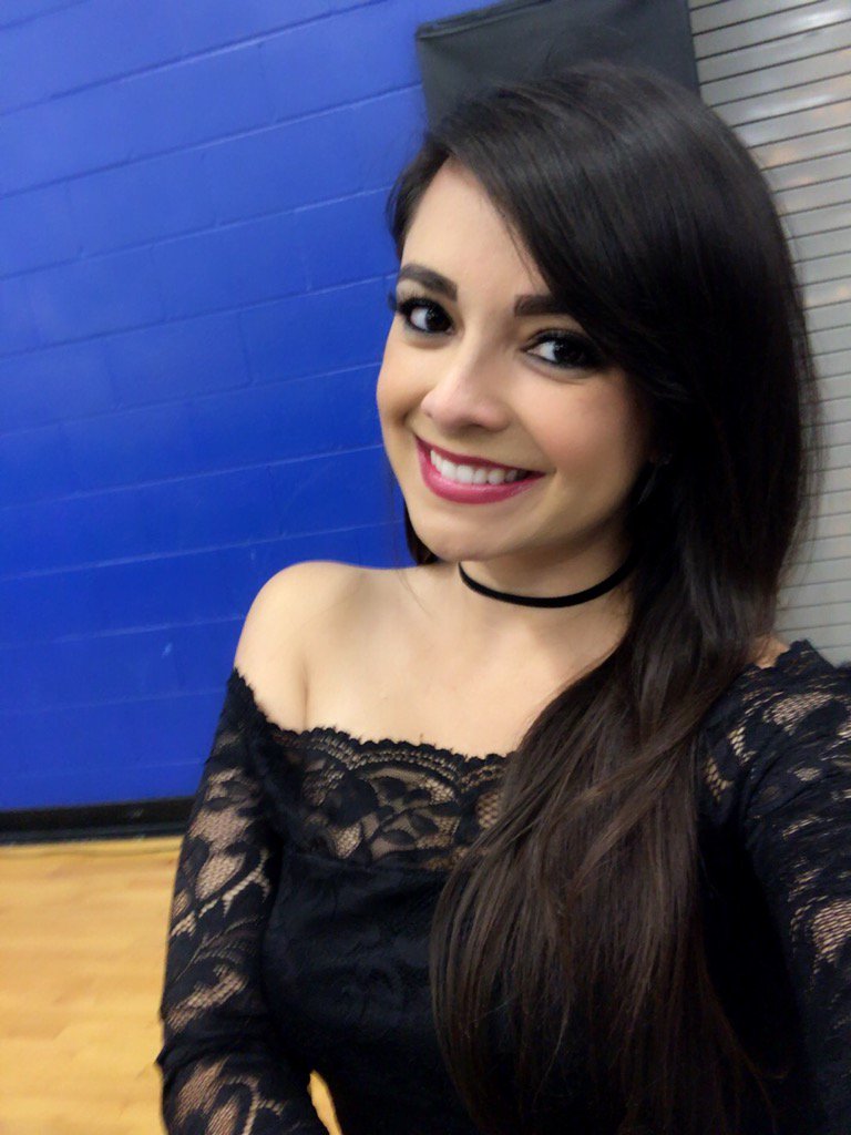 Who will be #DailyDivas beauty of the day? 
RT – Liv
Like – Andrea
Voting ends in 1 h