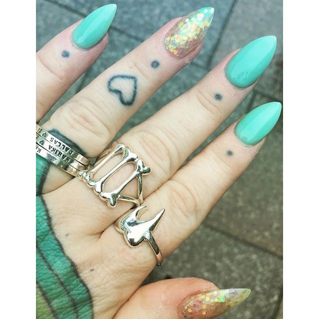 bloodymarymetal's tweet photo. M e r m a i d ⚔ These nails on @looselipssinkshipps WOW!! Looking great alongside our #BmmStacks Triple Bones & Tooth 💚 Shop here ▹ https://t.co/ChmhhOIoYZ #bloodymarymetal #bmmclassics https://t.co/aDWkIJQjUx https://t.co/6Wnq0hINcZ
