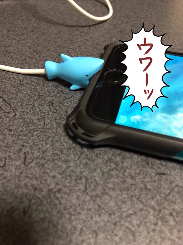 可愛すぎかよwwiPhoneの断線防止アクセサリーに噛まれるiPhoneがかわいいww