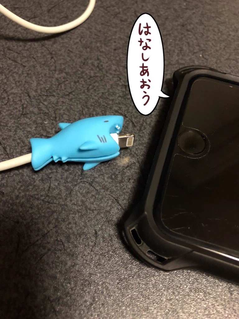 可愛すぎかよwwiPhoneの断線防止アクセサリーに噛まれるiPhoneがかわいいww