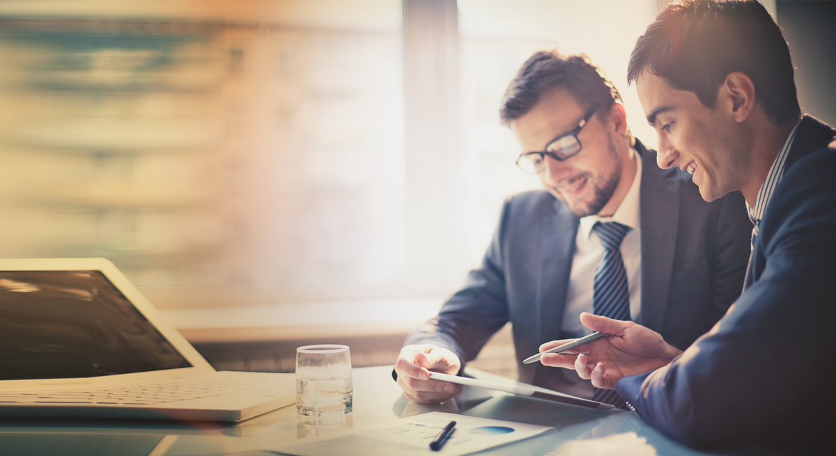 Консультация бухгалтера. Фотосессия бухгалтера. Деловая переписка фото для презентации. Занятой бизнесмен. Окно компьютера.