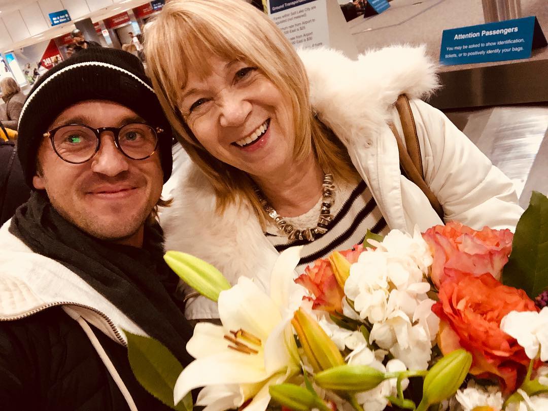 feltbeats's tweet photo. via @TomFelton's IG :
Meeting Mum at the airport x (Salt Lake City International Airport) -
Queen McCarthy &amp; I #sundance #ophelia (Sundance Film Festival)
https://t.co/en56bkjLmP https://t.co/LN09PobMFw