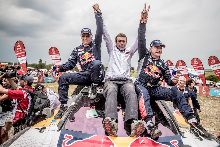 Un grand BRAVO à toute l'équipe <a href="/peugeotsport/">Peugeot Sport</a>, <a href="/CSainz_oficial/">Carlos Sainz</a> et <a href="/LucasCruz74/">Lucas Cruz</a> d'avoir remporté le #Dakar 👏🏻 #WeLoveDust #DreamTeam