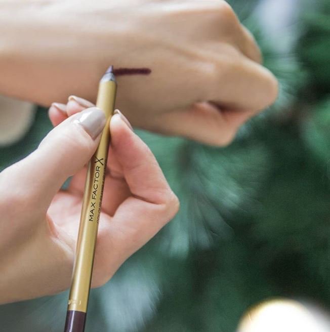 MaxFactorUK's tweet photo. Top tip from Max Factor Make-up Artist @carolineBmakeup: When applying lip liner use it as a base and smudge the liner slightly to create a canvas which will hold your lipstick longer. 

📷 max_factor_srbija

#lipliner #colourelixir #maxfactor #beautytips https://t.co/3KXljZ6IgX