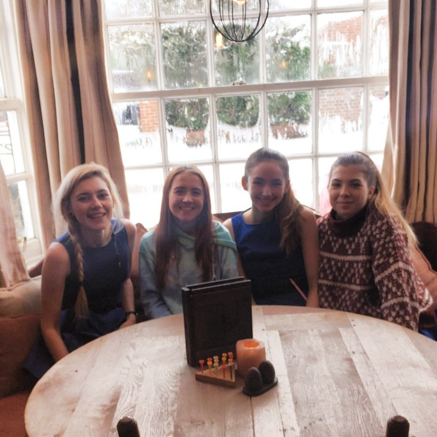 TheMermaidE's tweet photo. Why not throw on your cosiest #jumper, get #comfy beside the roaring #fire, and order your favourite #drink for a perfectly #Snowy #Sunday 🍷☕☃

01480 891106
https://t.co/TovNAwJyr8 https://t.co/hzkpv5lVgr