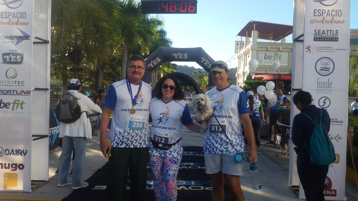 #SomosPaz | Llega a la meta <a href="/USAmbSV/">Jefe de Misión de la Embajada de EE.UU. en E.S.</a>, después de correr los 5 kilómetros en la “Carrera-Caminata por el Futuro de SAL: Pasos hacia un país en paz y libre de corrupción". #ElSalvador <a href="/somospazsv/">Somospazsv</a>