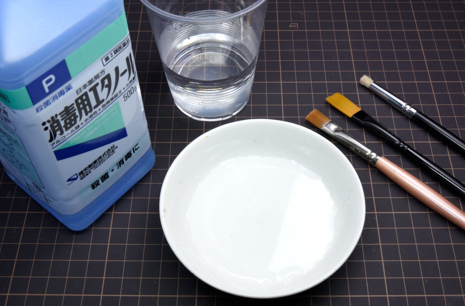 吉岡和哉 エタノールを使った塗装剥がし は 塗膜の剥離の心配がなく コントロールしやすいのがイイですね またサンプルはホワイトを使って冬期迷彩を剥がしましたが ベージュやグレーを吹き付けて剥がせば 落ちかけたホコリや泥の汚れを表現することも